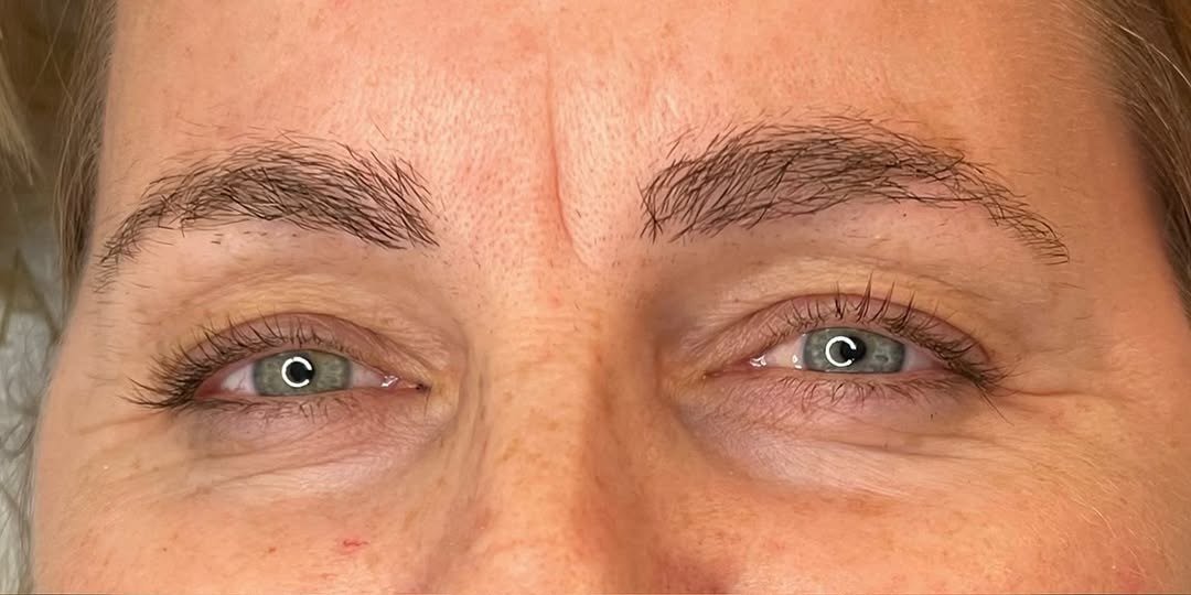 Vorher: helle, gerade Wimpern und ungefärbte Brauen