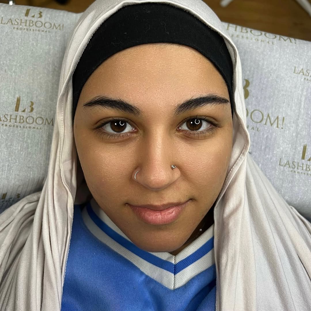 Kundin nach Lash- und Browlifting im Studio von Mela Cosmetics